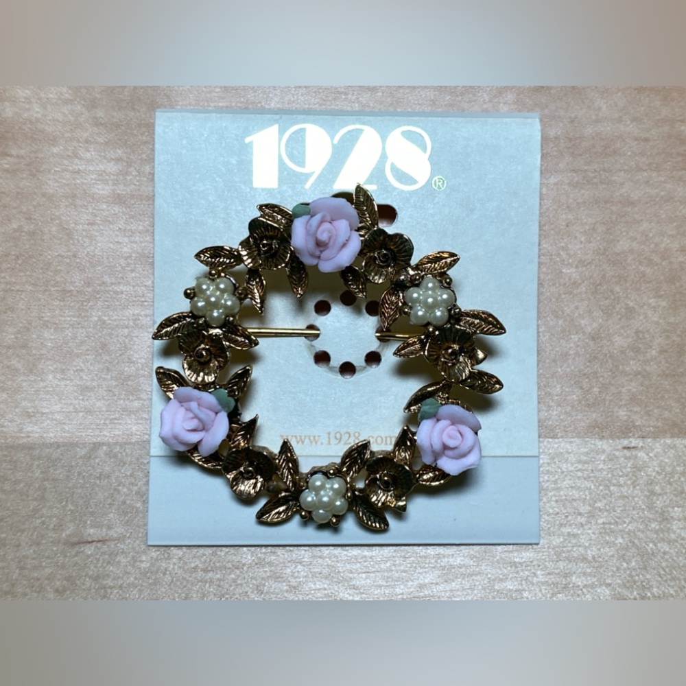 1928 Jewlery Gold Tone Pink Porcelain Rose Wreath Brooch